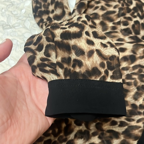 Semi-sheer leopard print blouse with collar - Picture 3 of 5